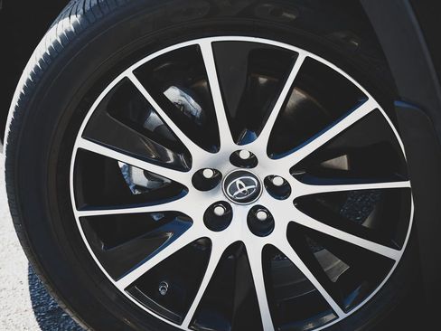 Used 2018 Toyota Highlander SE w/ Carpet Mat Package (TMS) image 3