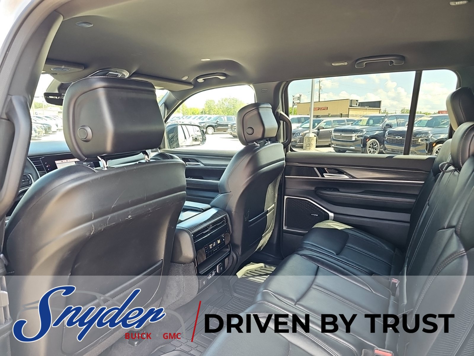 Used 2024 Jeep Wagoneer L Series II w/ Flexible Seating Group AWD/4WD image 23