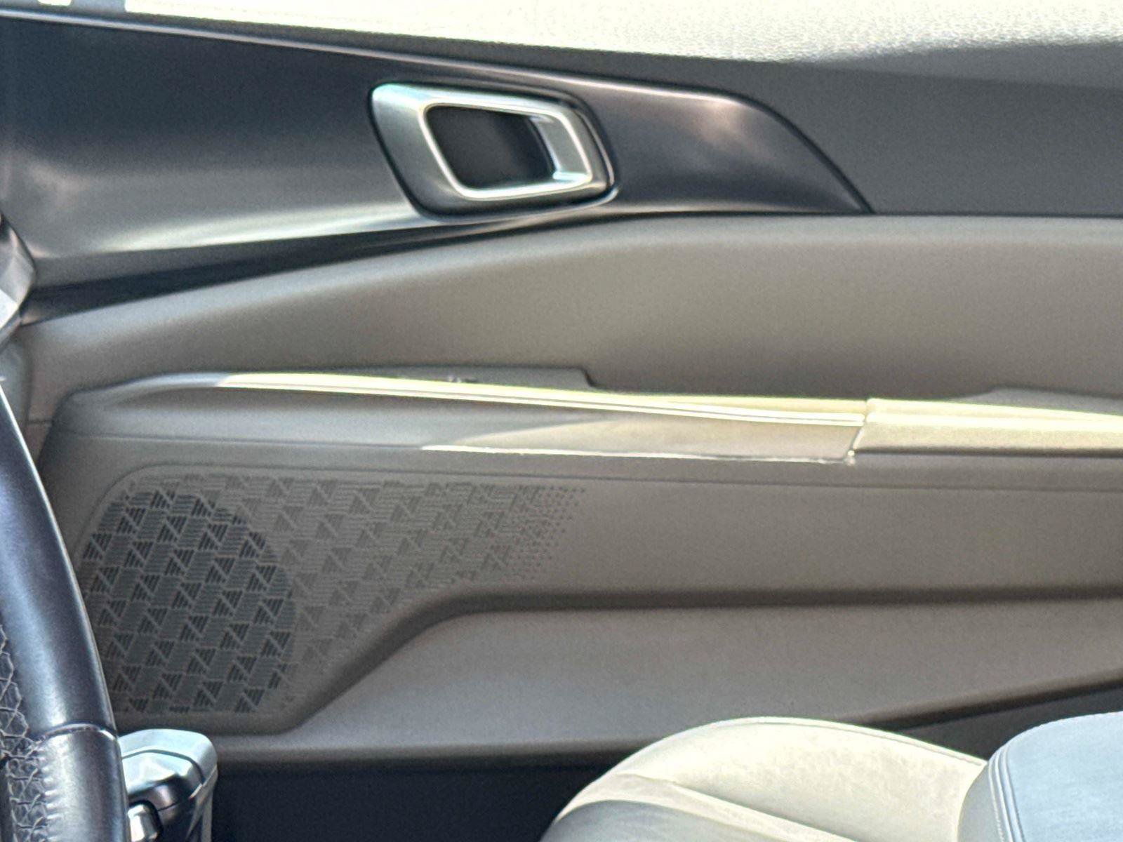 Used 2025 Kia Carnival FWD image 21