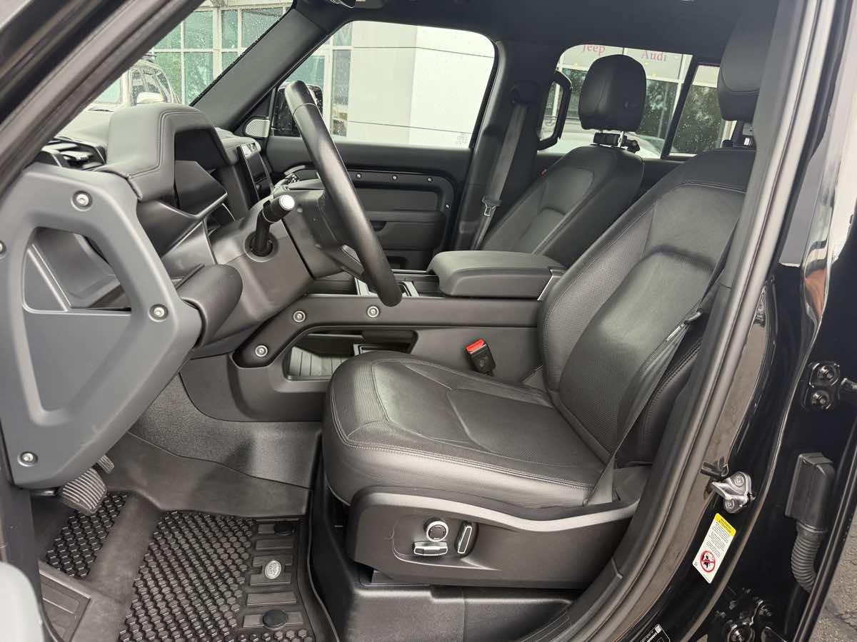 Used 2024 Land Rover Defender 130 X-Dynamic SE AWD/4WD image 24