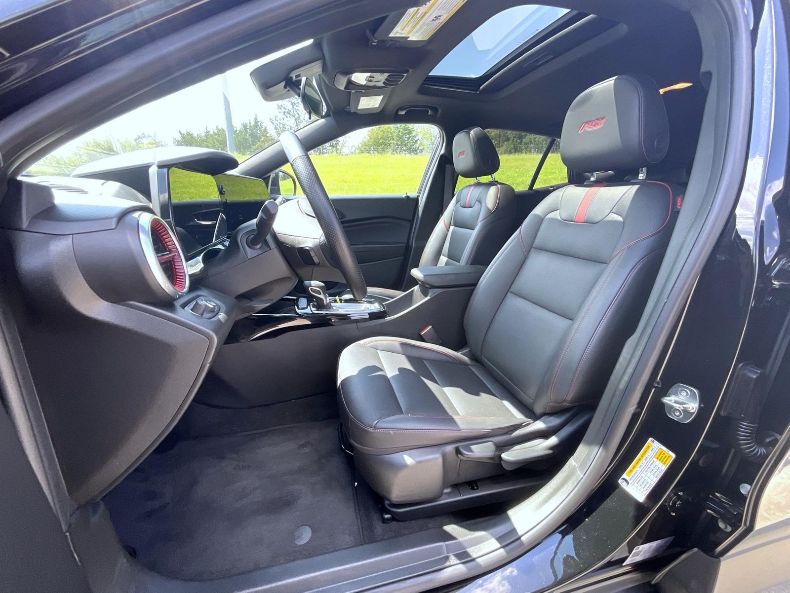 Used 2024 Chevrolet Trax RS w/ Sunroof Package FWD image 11