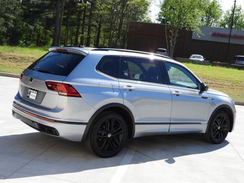 Used 2022 Volkswagen Tiguan SE R-Line image 24