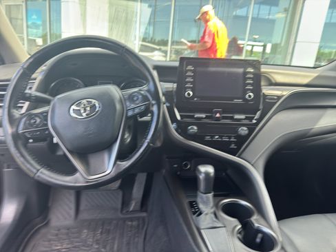 Used 2021 Toyota Camry SE w/ Cold Weather Package FWD image 11