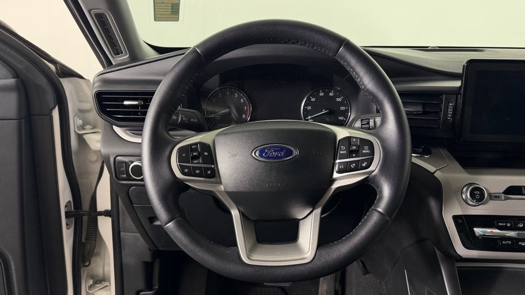 Used 2023 Ford Explorer XLT AWD/4WD image 16