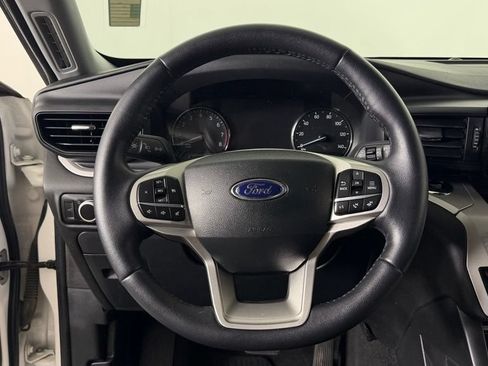 Used 2023 Ford Explorer XLT AWD/4WD image 16