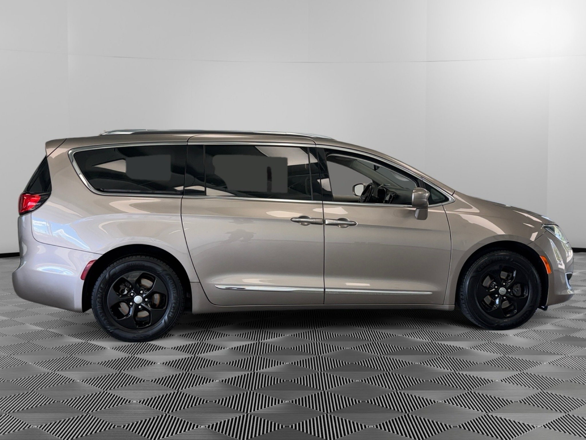 Used 2017 Chrysler Pacifica Touring-L Plus FWD image 9