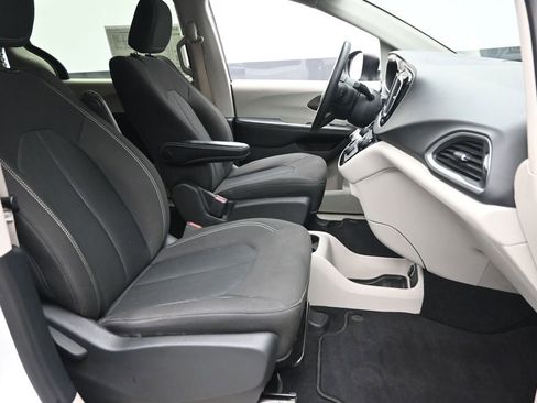 Used 2020 Chrysler Voyager LX FWD image 7