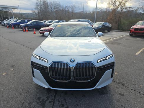 Used 2024 BMW 740i image 9