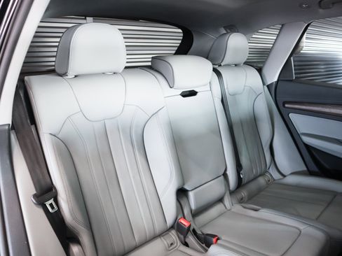 Used 2024 Audi Q5 2.0T Premium w/ Convenience Package image 11