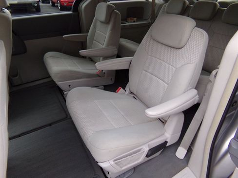Used 2008 Chrysler Town & Country Touring FWD image 23