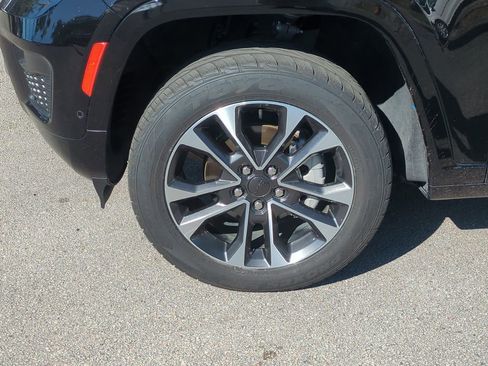 Used 2023 Jeep Grand Cherokee Overland image 12