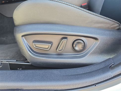 Used 2025 Toyota Camry SE w/ Convenience Package image 15