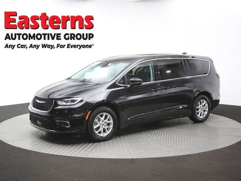 Used 2023 Chrysler Pacifica Touring-L FWD image 58