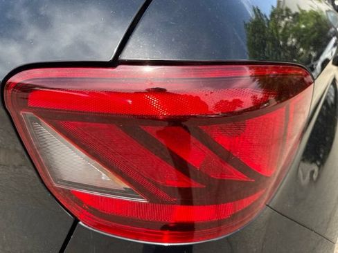 Used 2021 Hyundai Venue SE FWD image 35