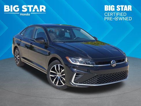 Used 2025 Volkswagen Jetta SE FWD image 1