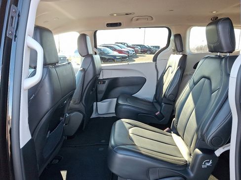 Certified 2024 Chrysler Pacifica Touring-L image 11