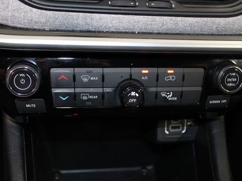 Used 2024 Jeep Compass Latitude image 28