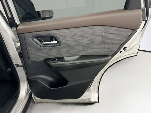 Used 2023 Nissan Rogue SV image 30