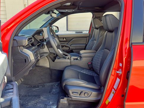 Used 2024 Toyota Tacoma TRD Off-Road w/ TRD Off Road Premium Package AWD/4WD image 17