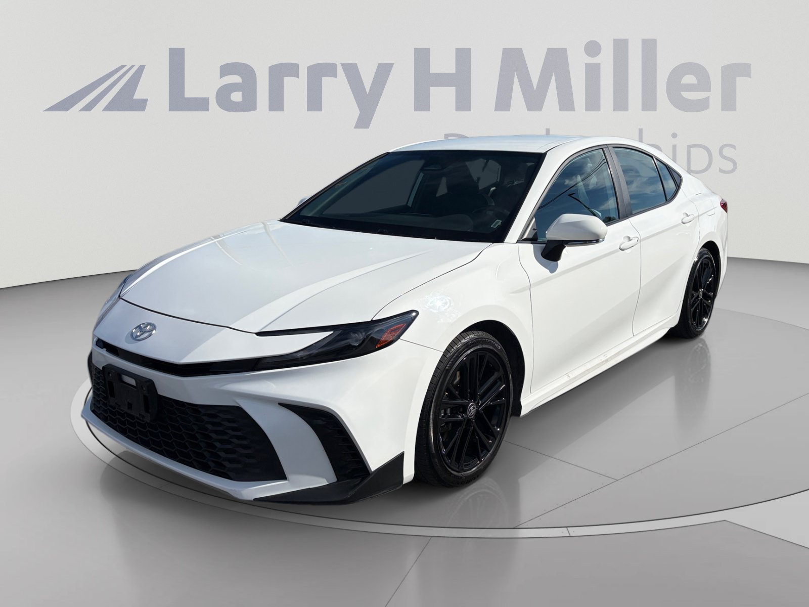 Certified 2025 Toyota Camry SE FWD image 1