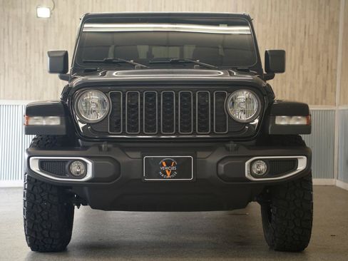 Used 2025 Jeep Gladiator Sport AWD/4WD image 3