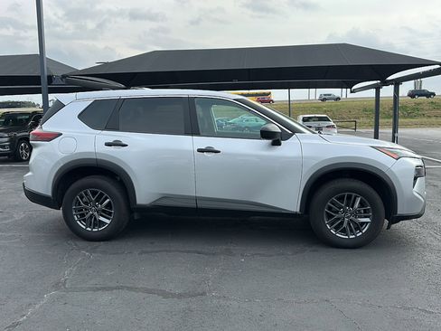 Used 2024 Nissan Rogue S image 9