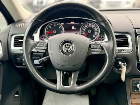 Used 2016 Volkswagen Touareg TDI image 20