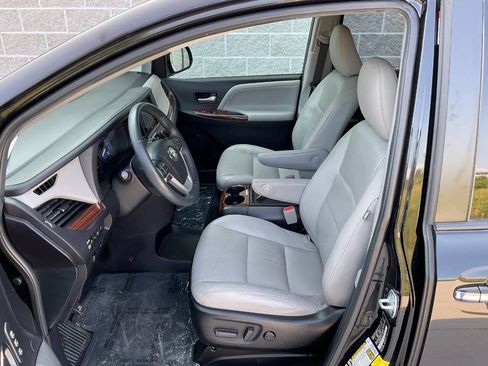 Used 2016 Toyota Sienna Limited w/ Protection Package FWD image 13
