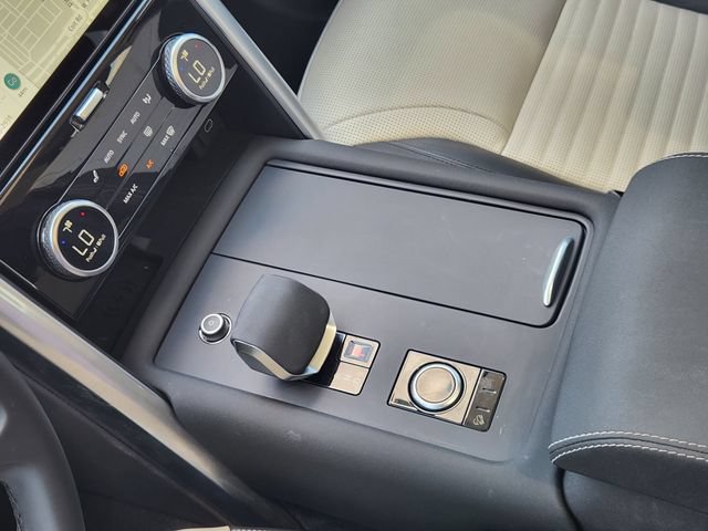 Used 2025 Land Rover Discovery Dynamic SE AWD/4WD image 15