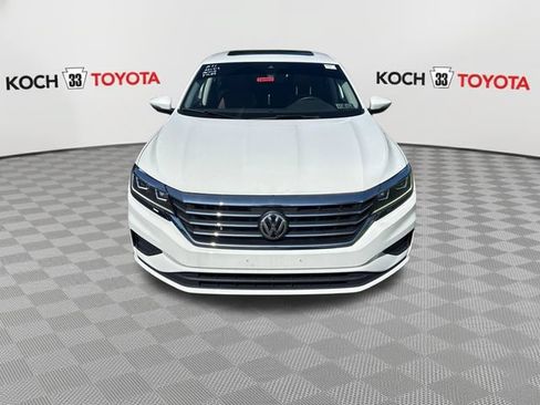 Used 2021 Volkswagen Passat 2.0T SE FWD image 2