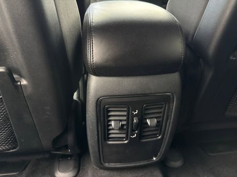 Used 2018 Jeep Grand Cherokee Laredo AWD/4WD image 38