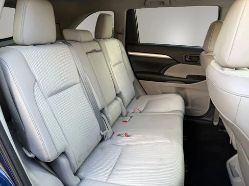 Used 2015 Toyota Highlander Plus FWD image 40