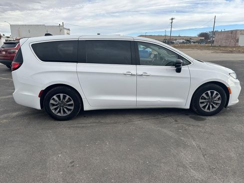 Used 2024 Chrysler Pacifica Select image 5