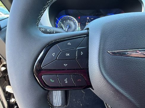 Used 2025 Chrysler Pacifica Limited FWD image 28