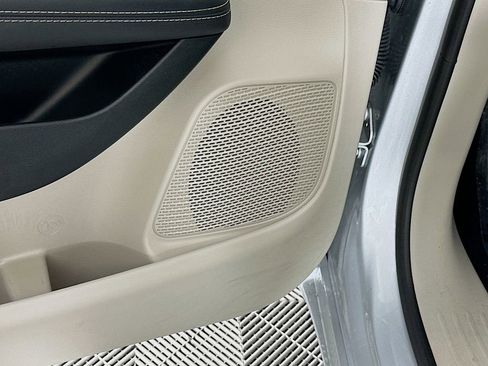 Certified 2024 Chrysler Pacifica Touring-L image 28