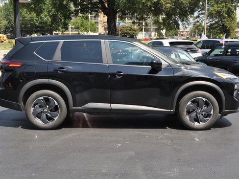 Used 2024 Nissan Rogue SV image 5