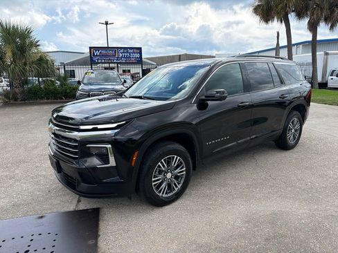 Used 2024 Chevrolet Traverse LT FWD image 2
