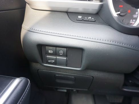Used 2023 Toyota Highlander XLE FWD image 5