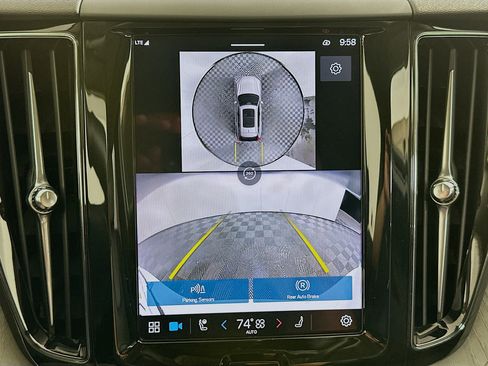 Used 2025 Volvo XC60 B5 Plus image 22