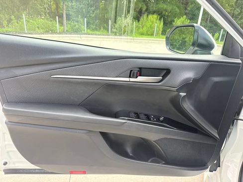 Used 2025 Toyota Camry SE FWD image 13