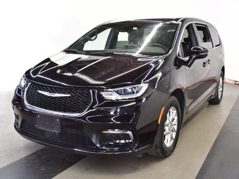 Used 2025 Chrysler Pacifica Select FWD image 4