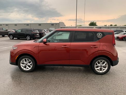 Used 2022 Kia Soul LX w/ Technology Package FWD image 3