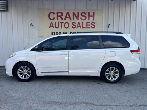 Used 2014 Toyota Sienna LE image 2