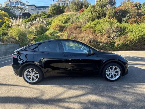 Used 2024 Tesla Model Y Long Range AWD/4WD image 9