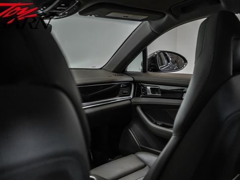 Used 2018 Porsche Panamera 4 image 50