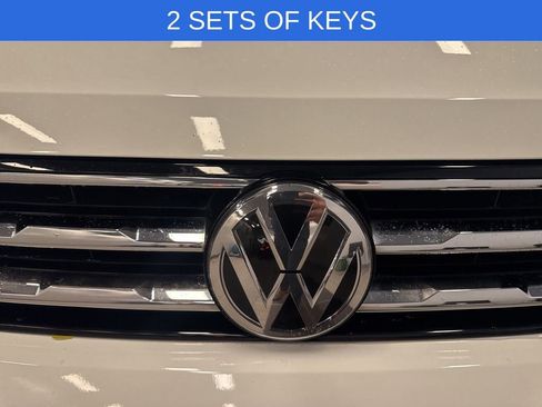 Used 2021 Volkswagen Tiguan SE w/ Panoramic Sunroof Package image 3