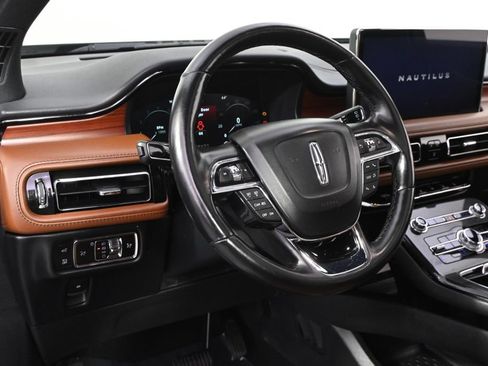 Used 2023 Lincoln Nautilus Reserve AWD/4WD image 11