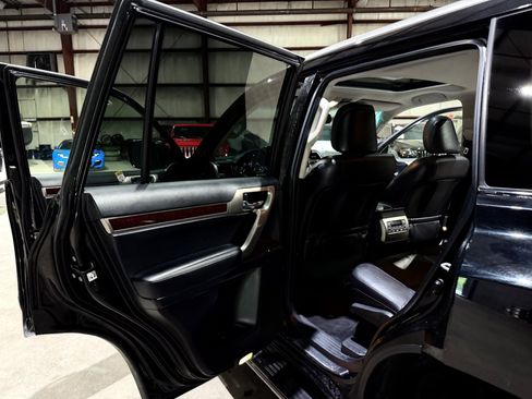 Used 2016 Lexus GX 460 w/ Premium Package AWD/4WD image 16