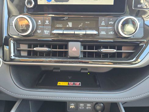 Used 2025 Toyota Highlander XLE FWD image 29
