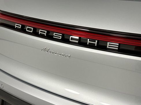 Certified 2025 Porsche Macan AWD/4WD image 35